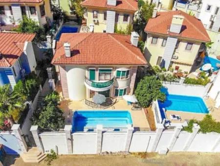 Villa Zu Verkaufen In Armutalan, Marmaris Mit Freistehendem Garten Und Pool