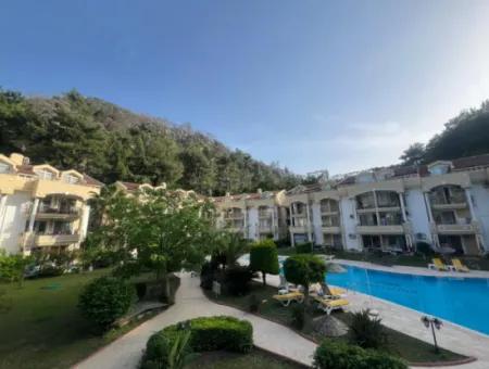 Unsere Maisonette-Wohnung Mit 2 Zimmern Und 1 Wohnzimmer In Einem Komplex Mit Pool In Marmaris İçmeler Steht Zum Verkauf.