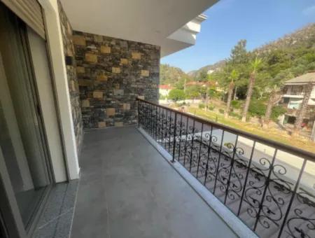 Ultra-Luxusvilla Zum Verkauf Im Viertel Icmeler Im Stadtteil Marmaris, 4 Zimmer, 4 Bäder, 240M2 Mit Swimmingpool, Auf Einem Komplett Freistehenden 450M2 Großen Grundstück Mit Waldblick