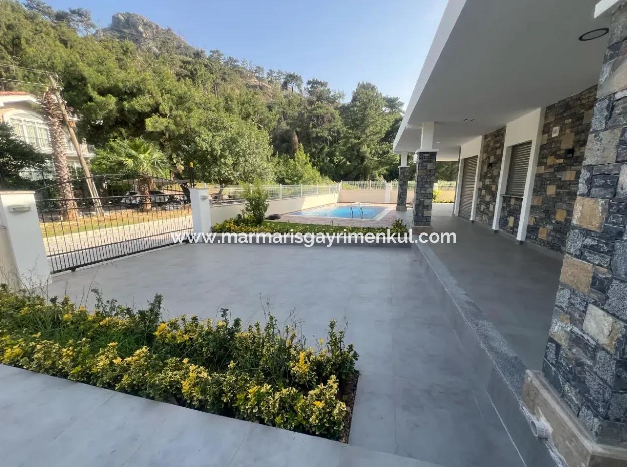 Marmaris İlçesi İçmeler Mahallesinde Orman Manzaralı Tam Müstakil 450M2 Arsa İçerisinde Yüzme Havuzlu 4 Oda 4 Banyo 240M2 Satılık Ultra Lüks Villa