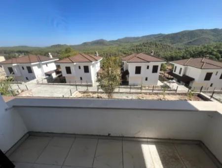 Marmaris Çetibeli Mahallesinde Orman Manzaralı Müstakil Bahçeli Yüzme Havuzlu Site İçerisinde 3 Oda 3 Banyo Satılık Villa