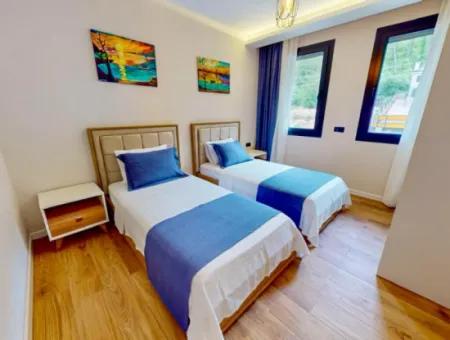 Marmaris Çamlı Mevkisinde 500M2 Arsa İçerisinde 4 Oda 1 Salon 140M2 Bahçeli Yüzme Havuzlu Otoparklı Bakıcı Evi Mevcut Satılık Villa